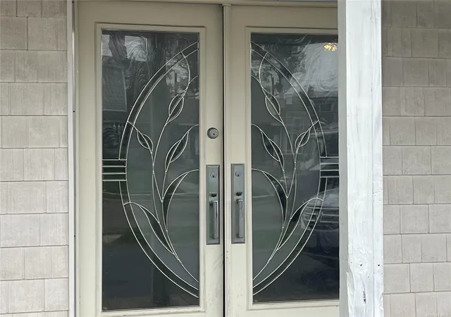 3rd image of 1 Woodpecker Ln, Hempstead, NY 11756 | MLS# L3548375