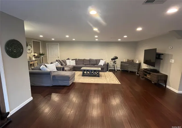 5th image of 1 Woodpecker Ln, Hempstead, NY 11756 | MLS# L3548375