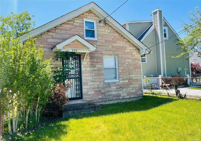 1st image of 293 Park Ave, Hempstead, NY 11575 | MLS# L3549190