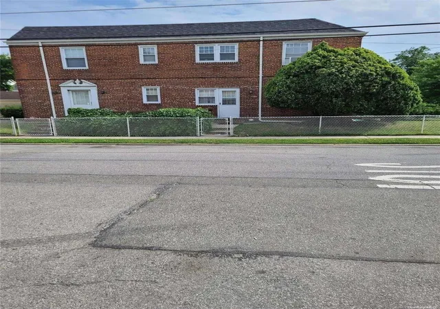 Photo 3 of Sale Pending at 105 01 225th St, Queens Village, NY 11429 | MLS# L3559386 | Listing updated on 2024-12-04