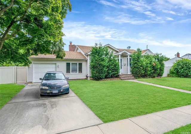 Photo 2 of Single family home for sale at 263 N Park Dr, Oyster Bay, NY 11758 | MLS# L3559928 | Listing updated on 2026-10-03