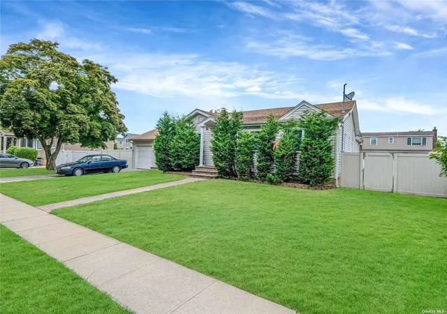 Photo 3 of Single family home for sale at 263 N Park Dr, Oyster Bay, NY 11758 | MLS# L3559928 | Listing updated on 2026-10-03