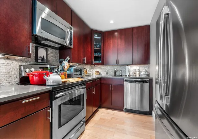 3rd image of 162-20 9Th Avenue #2A, Whitestone, NY 11357 | MLS# L3561555