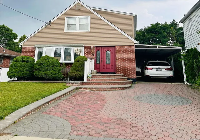 Photo 1 of Sale Pending at 38 Old Broadway, New Hyde Park, NY 11040 | MLS# L3561899 | Listing updated on 2024-12-03