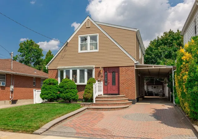 Photo 2 of Sale Pending at 38 Old Broadway, New Hyde Park, NY 11040 | MLS# L3561899 | Listing updated on 2024-12-03