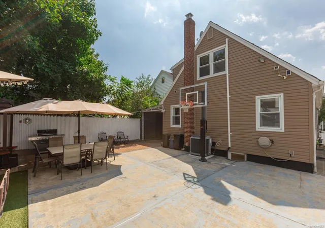 Photo 30 of Sale Pending at 38 Old Broadway, New Hyde Park, NY 11040 | MLS# L3561899 | Listing updated on 2024-12-03