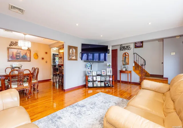 Photo 4 of Sale Pending at 38 Old Broadway, New Hyde Park, NY 11040 | MLS# L3561899 | Listing updated on 2024-12-03