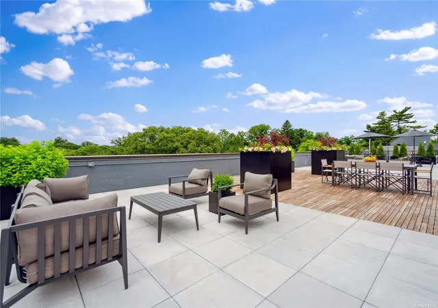 Photo 3 of Sale Pending at 218 Middle Neck Rd #111, North Hempstead, NY 11021 | MLS# L3562126 | Listing updated on 2026-10-06