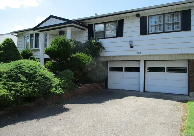 Photo 1 of Sale Pending at 750 University St, Valley Stream, NY 11581 | MLS# L3562193 | Listing updated on 2024-12-03