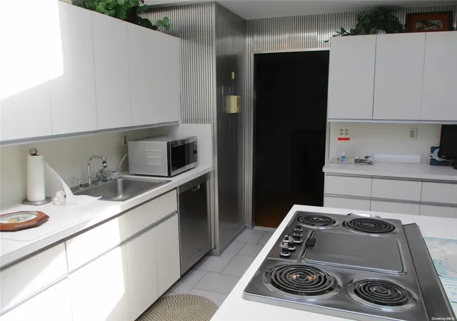 Photo 2 of Sale Pending at 750 University St, Valley Stream, NY 11581 | MLS# L3562193 | Listing updated on 2024-12-03