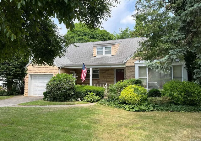 Photo 3 of Sale Pending at 169 Patton Blvd, New Hyde Park, NY 11040 | MLS# L3563781 | Listing updated on 2024-12-03