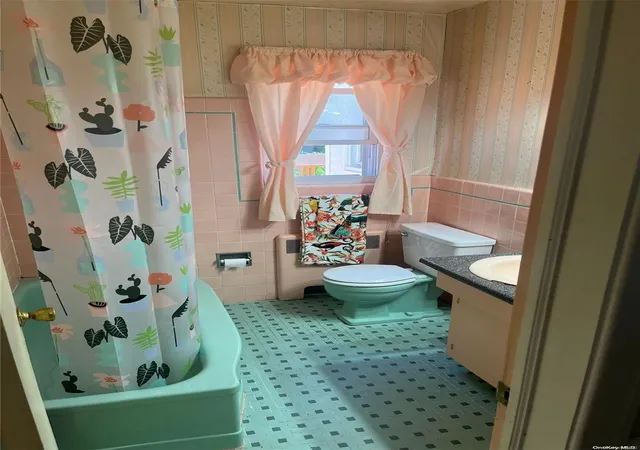 Photo 3 of Sale Pending at 169 Patton Blvd, New Hyde Park, NY 11040 | MLS# L3563781 | Listing updated on 2024-12-03