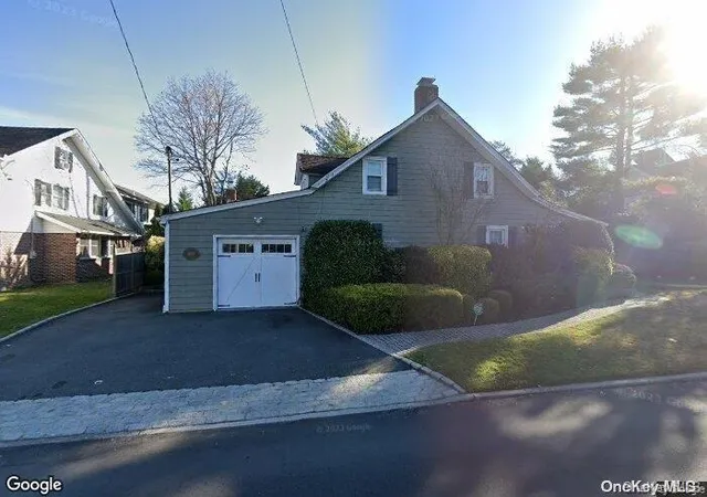 Photo 2 of Sale Pending at 998 E Broadway, Woodmere, NY 11598 | MLS# L3569361 | Listing updated on 2024-12-03