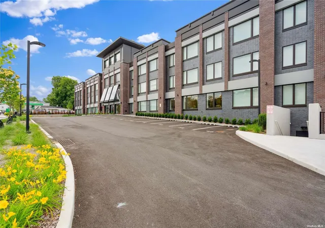 Photo 2 of Condo for sale at 218 Middle Neck Rd #205, North Hempstead, NY 11021 | MLS# L3569427 | Listing updated on 2026-09-27