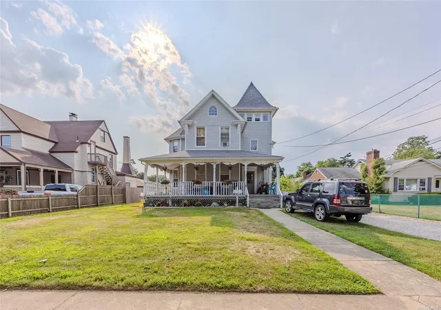 2nd image of 38 Park Ave, Amityville, NY 11701 | MLS# L3570613