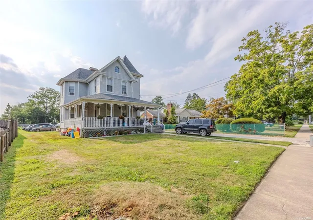 3rd image of 38 Park Ave, Amityville, NY 11701 | MLS# L3570613