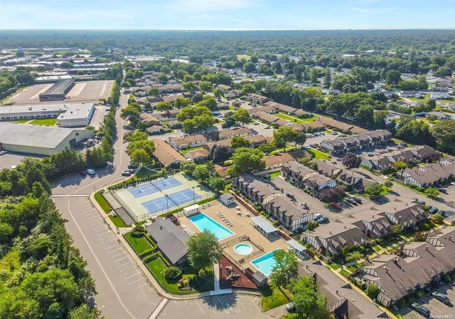 2nd image of 22 Sunhollow Ct, Deer Park, NY 11729