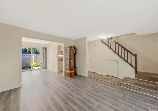 3rd image of 22 Sunhollow Court #22, Deer Park, NY 11729 | MLS# L3571968