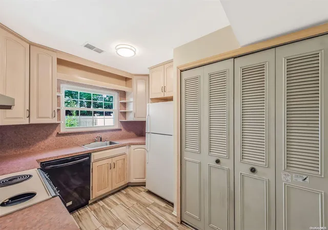 5th image of 22 Sunhollow Court #22, Deer Park, NY 11729 | MLS# L3571968