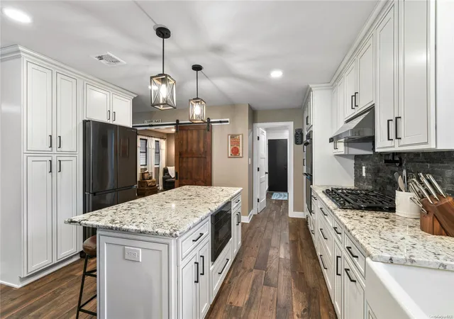 4th image of 8 Balfour Ln, Stony Brook, NY 11790 | MLS# L3573181