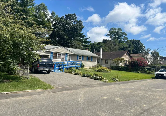 1st image of 15 Willow St, Wheatley Heights, NY 11798 | MLS# L3575674