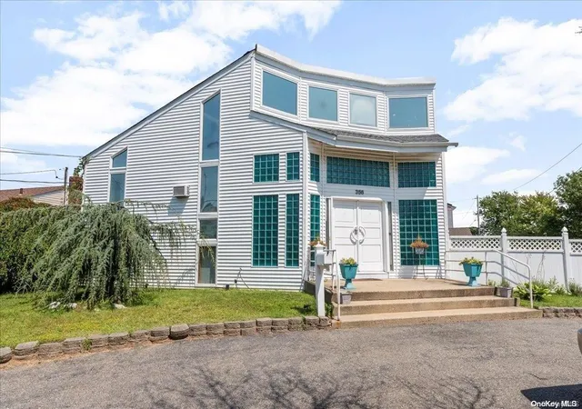 1st image of 356 Granada Pkwy, Lindenhurst, NY 11757 | MLS# L3575912