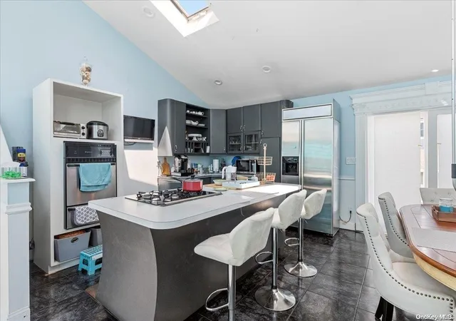 5th image of 356 Granada Pkwy, Lindenhurst, NY 11757 | MLS# L3575912