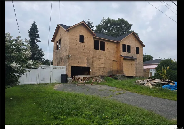 3rd image of 140 Floyd St, Brentwood, NY 11717 | MLS# L3576009