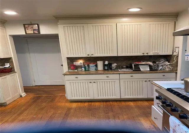 2nd image of 5 Devonshire Ln, North Hempstead, NY 11023 | MLS# L3576788