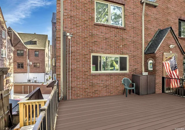 Photo 2 of Sale Pending at 242 16 Pine St, Little Neck, NY 11363 | MLS# L3578334 | Listing updated on 2025-01-30