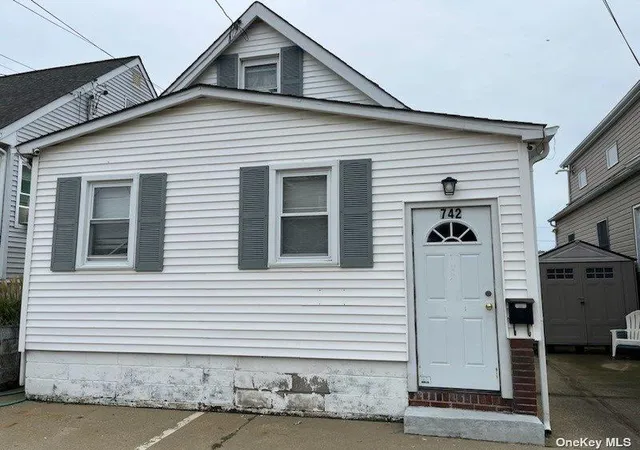 1st image of 742 S 9th St, Lindenhurst, NY 11757 | MLS# L3579609