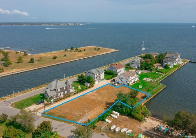 1st image of 17 S Bay Ct, Brightwaters, NY 11718 | MLS# L3579651