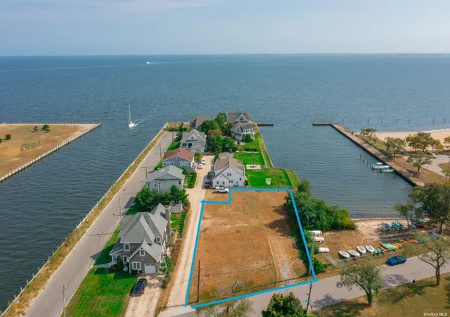 2nd image of 17 S Bay Ct, Brightwaters, NY 11718 | MLS# L3579651