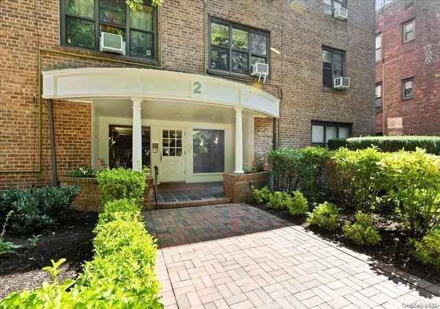 1st image of 2 Townhouse Pl, North Hempstead, NY 11030
