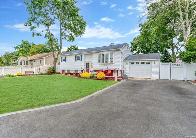 Single family home for sale at 2707 Gull Ave, Medford, NY 11763 | MLS# L3581363 | Listing updated on 2024-11-29