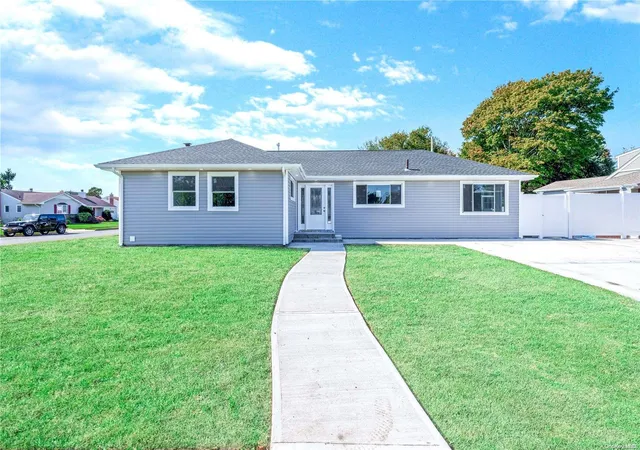 Single Family Residence at 28 High St, Farmingdale, NY 11735 | MLS# L3581874 | | Sold on 2025-09-03