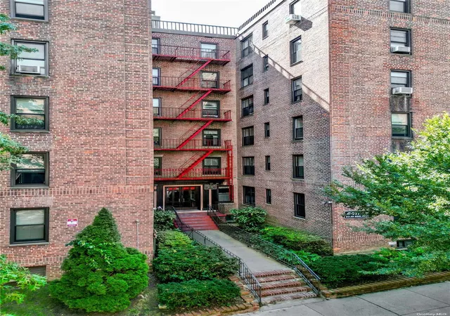 Photo 2 of Sale Pending at 83 30 98th Street #1A, Woodhaven, NY 11421 | MLS# L3583046 | Listing updated on 2025-10-21