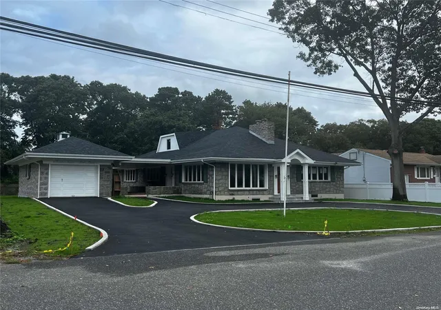 Photo 1 of Sale Pending at 93 Lake St, Islip, NY 11751 | MLS# L3584664 | Listing updated on 2025-04-01