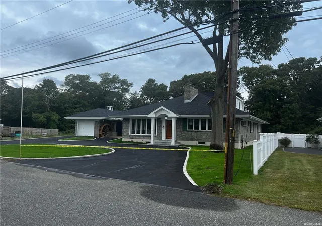 Photo 2 of Sale Pending at 93 Lake St, Islip, NY 11751 | MLS# L3584664 | Listing updated on 2025-04-01