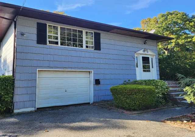Photo 2 of Sale Pending at 104 Frederick Ave, Babylon, NY 11702 | MLS# L3584872 | Listing updated on 2024-12-03