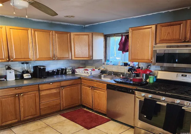 Photo 3 of Sale Pending at 104 Frederick Ave, Babylon, NY 11702 | MLS# L3584872 | Listing updated on 2024-12-03