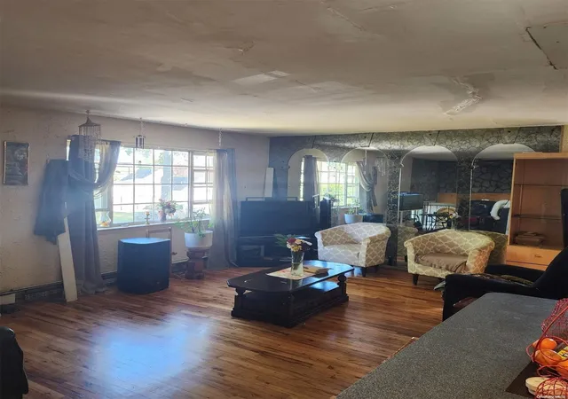 Photo 4 of Sale Pending at 104 Frederick Ave, Babylon, NY 11702 | MLS# L3584872 | Listing updated on 2024-12-03