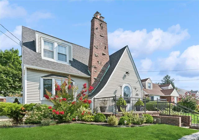 Single family home for sale at 21 Hampton Ave, Albertson, NY 11507 | MLS# L3585671 | Listing updated on 2025-05-29