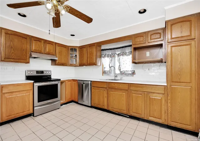 4th image of 72 Horn Ln, Hempstead, NY 11756 | MLS# L3586579