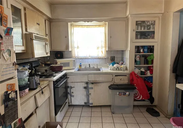 2nd image of 77 Roquette Ave, Hempstead, NY 11003 | MLS# L3588149