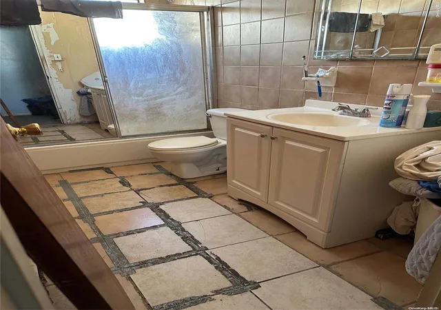 3rd image of 77 Roquette Ave, Hempstead, NY 11003 | MLS# L3588149