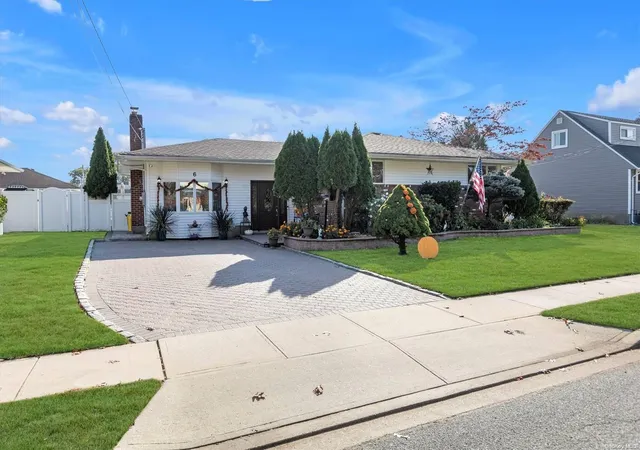 1st image of 6 Evans Ave, Farmingdale, NY 11735 | MLS# L3588934