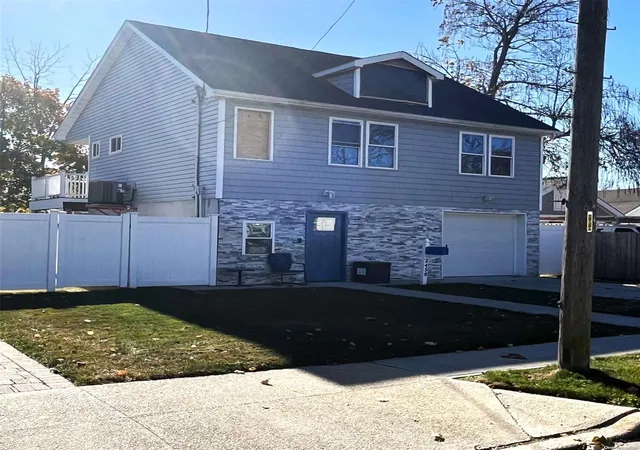 Single Family Residence at 2450 Florin Ct, Bellmore, NY 11710 | MLS# L3590269 | | Sold on 2025-02-12