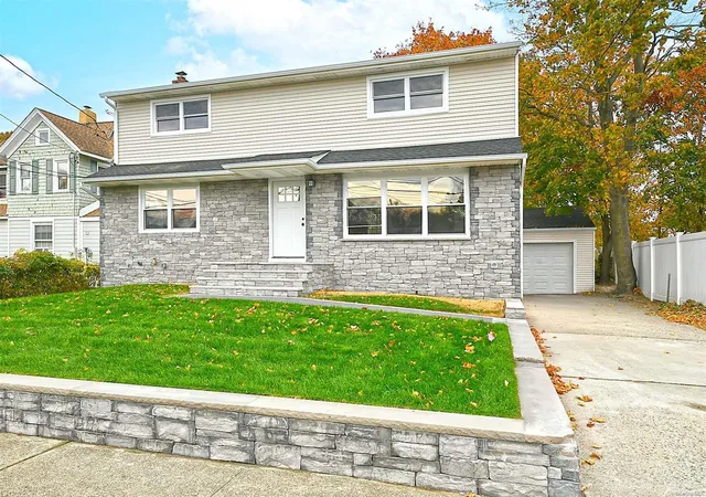 Single Family Residence at 1701 Lexington Ave, Merrick, NY 11566 | MLS# L3590945 | | Sold on 2025-05-06