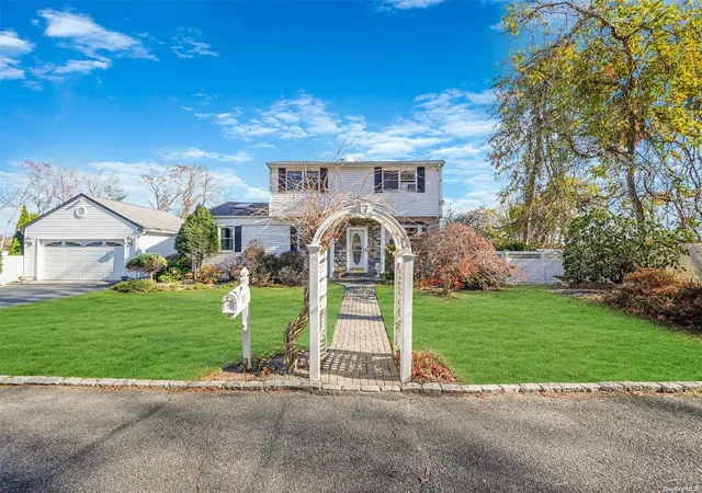 2nd image of 10 Marchant Dr, Smithtown, NY 11780 | MLS# L3591496